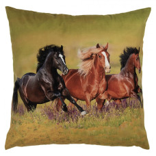 Zelený povlak na polštář divocí koně na louce – 45x45 cm