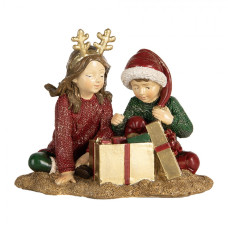 Vánoční dekorace figurka dětí rozbalujících vánoční dárečky – 14x9x11 cm