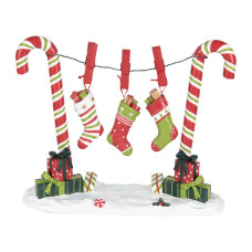 Zeleno-červená vánoční dekorace cukrové hůlky Candy Cane s ponožkami na šňůře – 32x10x25 cm