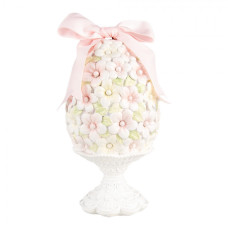 Jarní dekorace vajíčko z květin na bílém podstavci – 10x20 cm