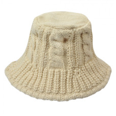 Bílý pletený zimní klobouk